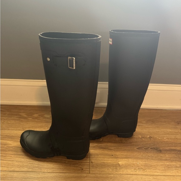 Women’s Hunter Tall Matte Black Rain Boots Size 6 runs big (fits size 7.5) - Picture 2 of 7